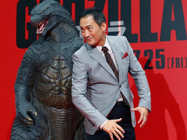 O ator japonês Ken Watanabe posa ao lado de um boneco na pré-estreia do filme 'Godzilla', em Tóquio (Foto: Shizuo Kambayashi/AP)