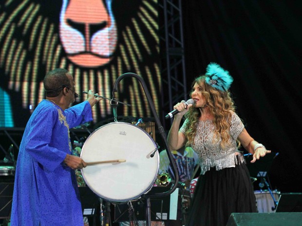 Naná Vasconcelos com Elba Ramalho no carnaval do Recife (Foto: Aldo Carneiro/Pernambuco Press)