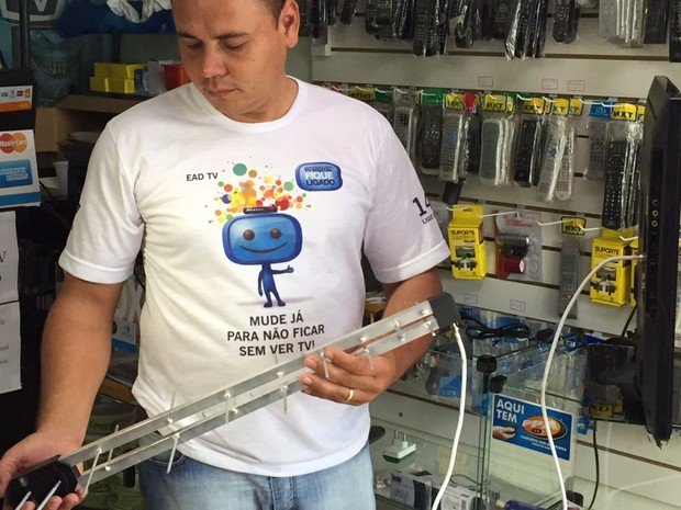 Instalador de antenas Danilo Alves diz que mudança é uma 'revolução' (Foto: Murillo Velasco/G1)
