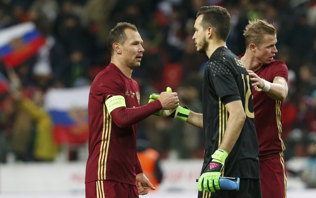 Goleiro Guilherme cumprimenta companheiros depois de vitória da Rússia (Foto: Reuters)