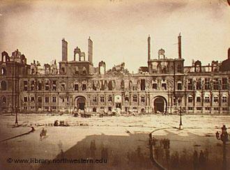 Ruína do Hotel de Ville, sede da Comuna de Paris, após o fim da rebelião