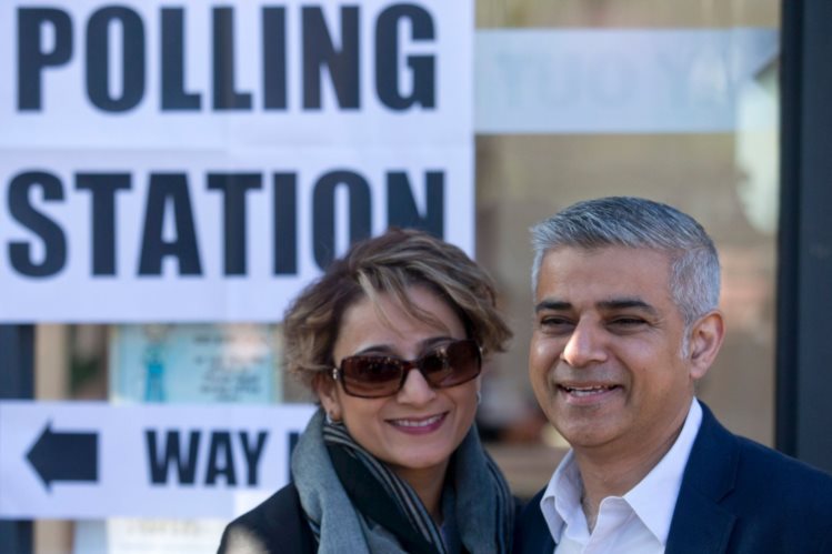Sadiq Khan e a mulher, Saadiya, depois de votarem (Foto: AFP)