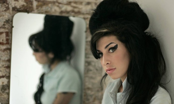 Amy Winehouse e o seu penteado "Beehive": parte da sua imagem artística - (Foto: Matt Dunham / AP)