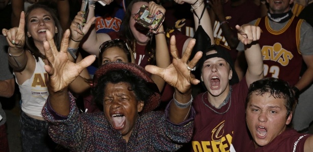 Torcedores em Cleveland vão à loucura com título inédito dos Cavaliers (Foto: AP Photo/Tony Dejak)
