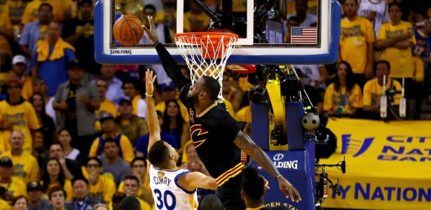 Lebron James da toco em Stephen Curry - (Foto: Ezra Shaw/Getty Images/AFP)