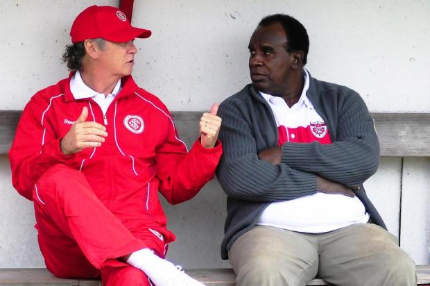 Caçapava (D) visitou Falcão em 2011 durante treino do Internacional (Foto: Alexandre Lops /Divulgação)