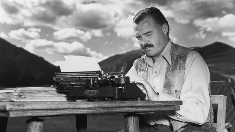 Ernest Hemingway (Foto: Biography/Reprodução)