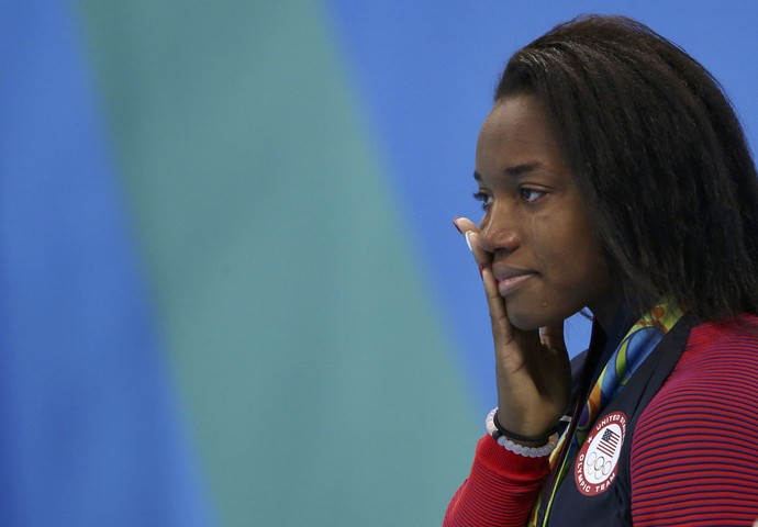 Simone Manuel se emociona ao receber a medalha de ouro conquistada no Rio 2016 (Foto: Marcos Brindicci/REUTERS)