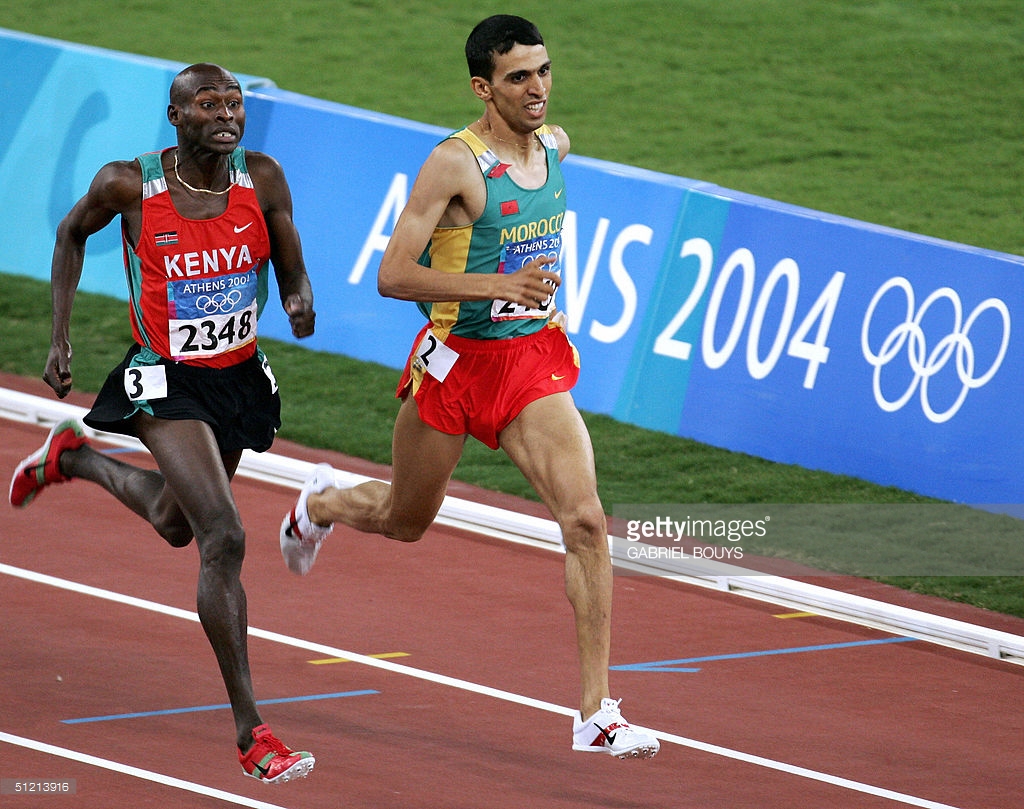 El Guerrouj na final dos 5.000m, a disputa foi acirrada com o etíope Kenenisa Bekele, mas conseguiu superar seu rival e garantiu a sua histórica segunda medalha de ouro - (Foto: www.trackie.com/Divulgação)