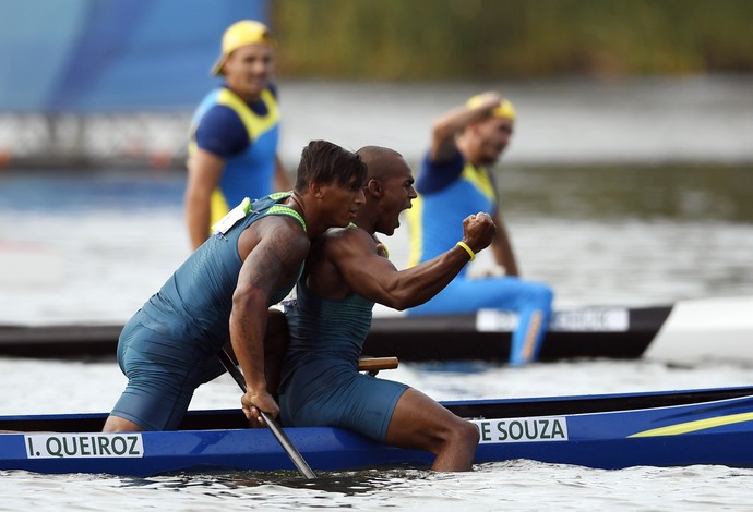 Isaquias Queiroz festeja com seu parceiro Erlon de Souza a conquista da prata (Foto: AFP)