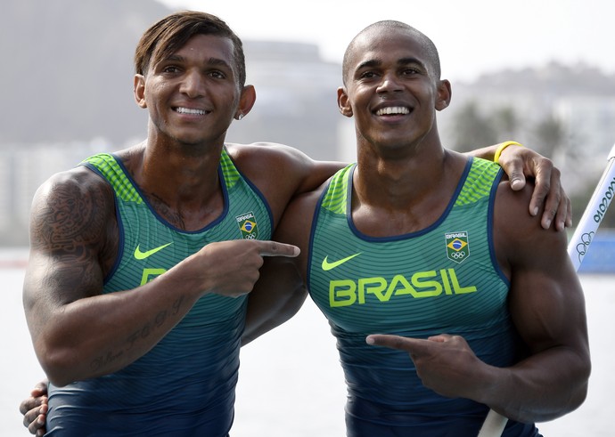 Isaquias Queiroz e Erlon de Souza: uma parceria que deu certo (Foto: Damien MEYER / AFP)