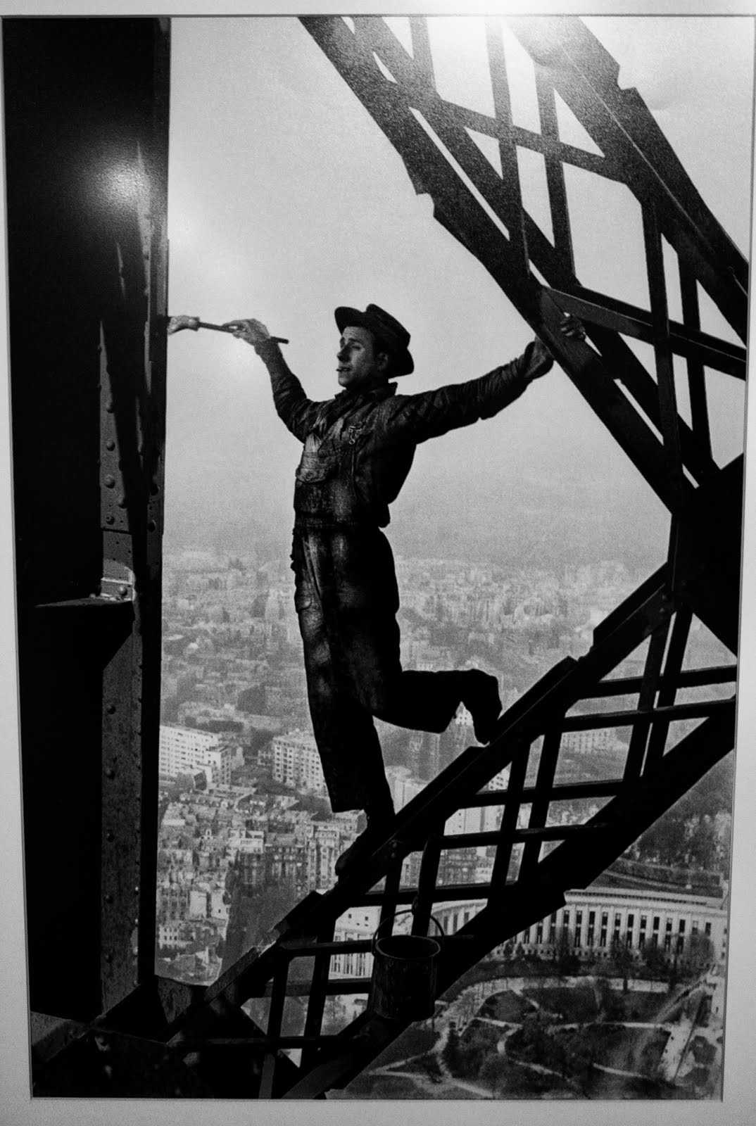 Pintor da Torre Eiffel em 1953, sem nenhuma proteção virou ícone no século XX. (Foto: manigna.blogspot.com/Divulgação)