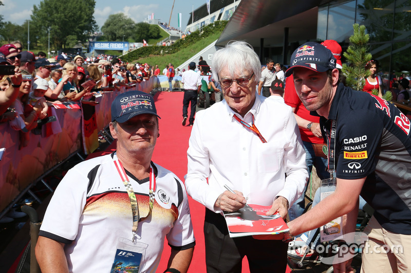 F1 austrian gp 2016- Bernie Ecclestone - Autógrafos para os fãs (Foto: XPB Images)