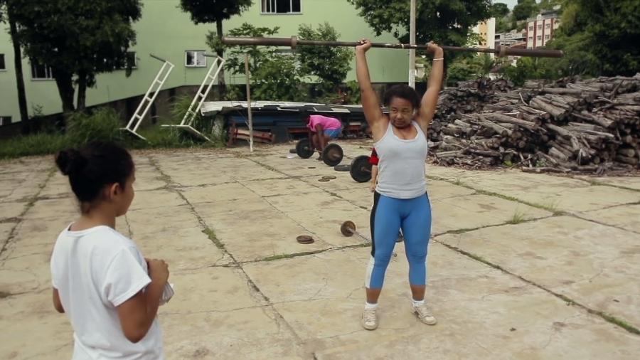 Ex-lavadeira, Maria Elisabete Jorge foi a primeira levantadora de peso a defender o Brasil numa Olimpíada, em Sydney-2000 imagem: Reprodução