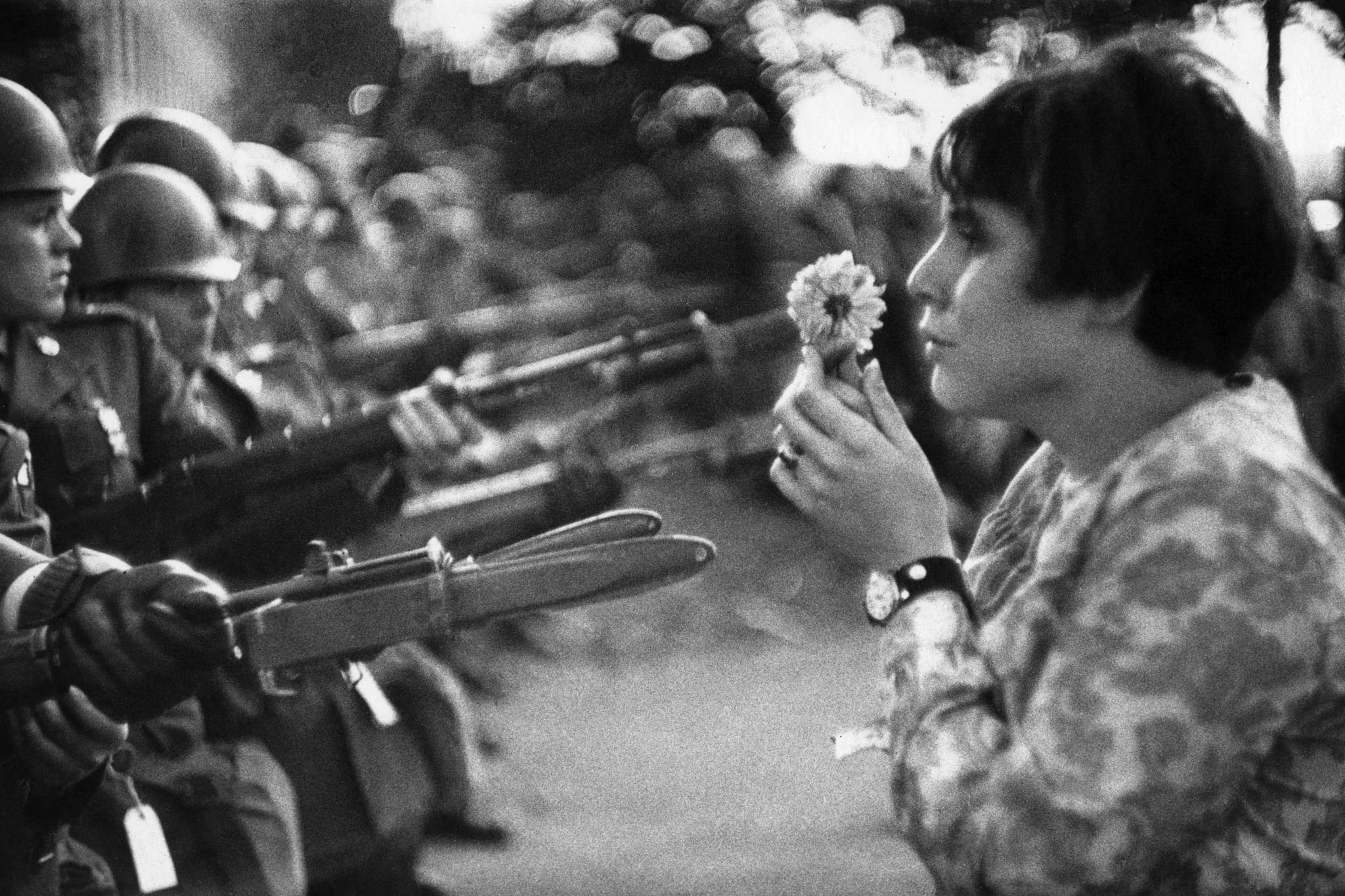Uma das mais icônicas fotografias de Riboud foi tirada em Washington, em 1967, numa marcha contra a Guerra do Vietname (Foto: REUTERS/MARC RIBOUD/HANDOUT VIA SONY WORLD PHOTOGRAPHY AWARDS)
