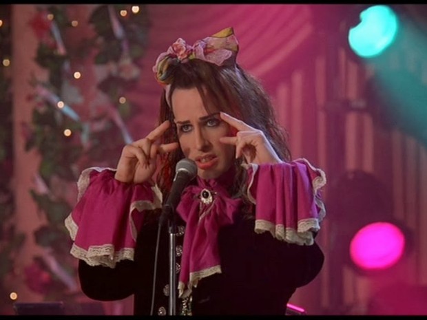 Alexis Arquette em 'Afinado no amor' (Foto: Divulgação)