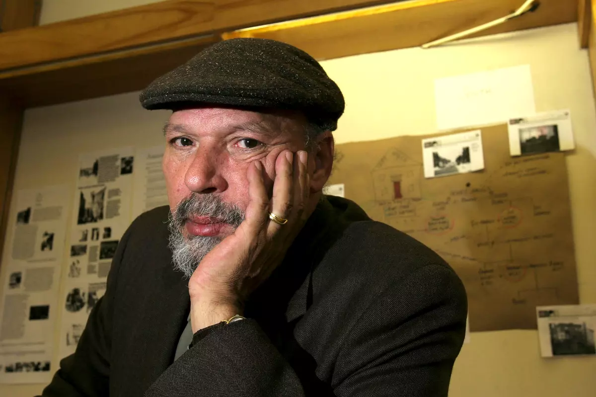 O dramaturgo August Wilson, retratado na Universidade de Yale em 2005, é o tema de uma biografia nova e abrangente não autorizada. (Michelle McLoughlin / Associated Press)