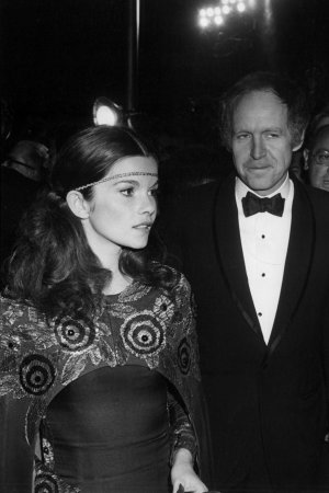 Almond com a então esposa Bujold, no Academy Awards em 1970. (Foto: Everett Collection/Divulgação)