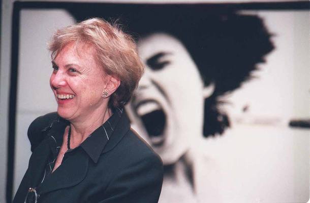 Lily Sverner em frente a uma foto de Klaus Mitteldorff, da série 'The Last Cry': prestigiando amigos (Foto: Marina Maheiros/Estadão)