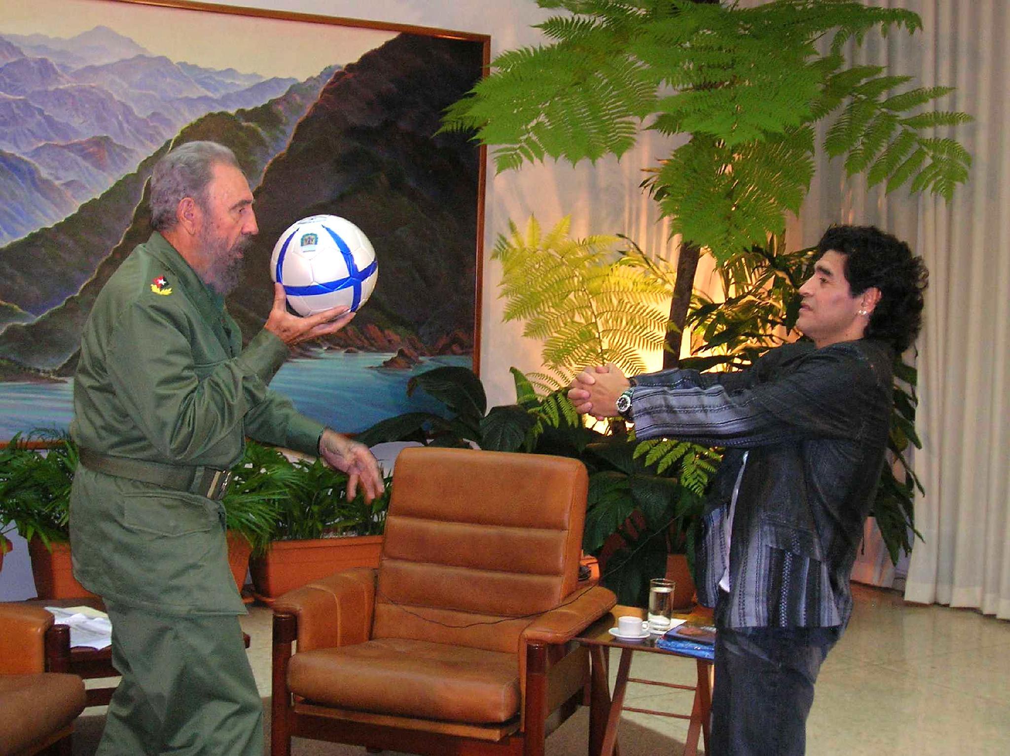 Fidel Castro e o ex-jogador argentino de futebol Diego Maradona. (Ho/Canal 13/France Presse)