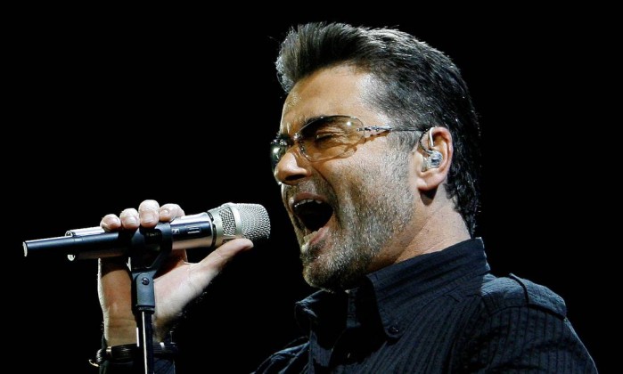 O cantor vendeu mais de 100 milhões de discos no mundo todo. Nesta foto de 2008, Michael aparece em show em Inglewood, California, durante sua "Live Global Tour" (Foto: © Mario Anzuoni / Reuters / REUTERS)