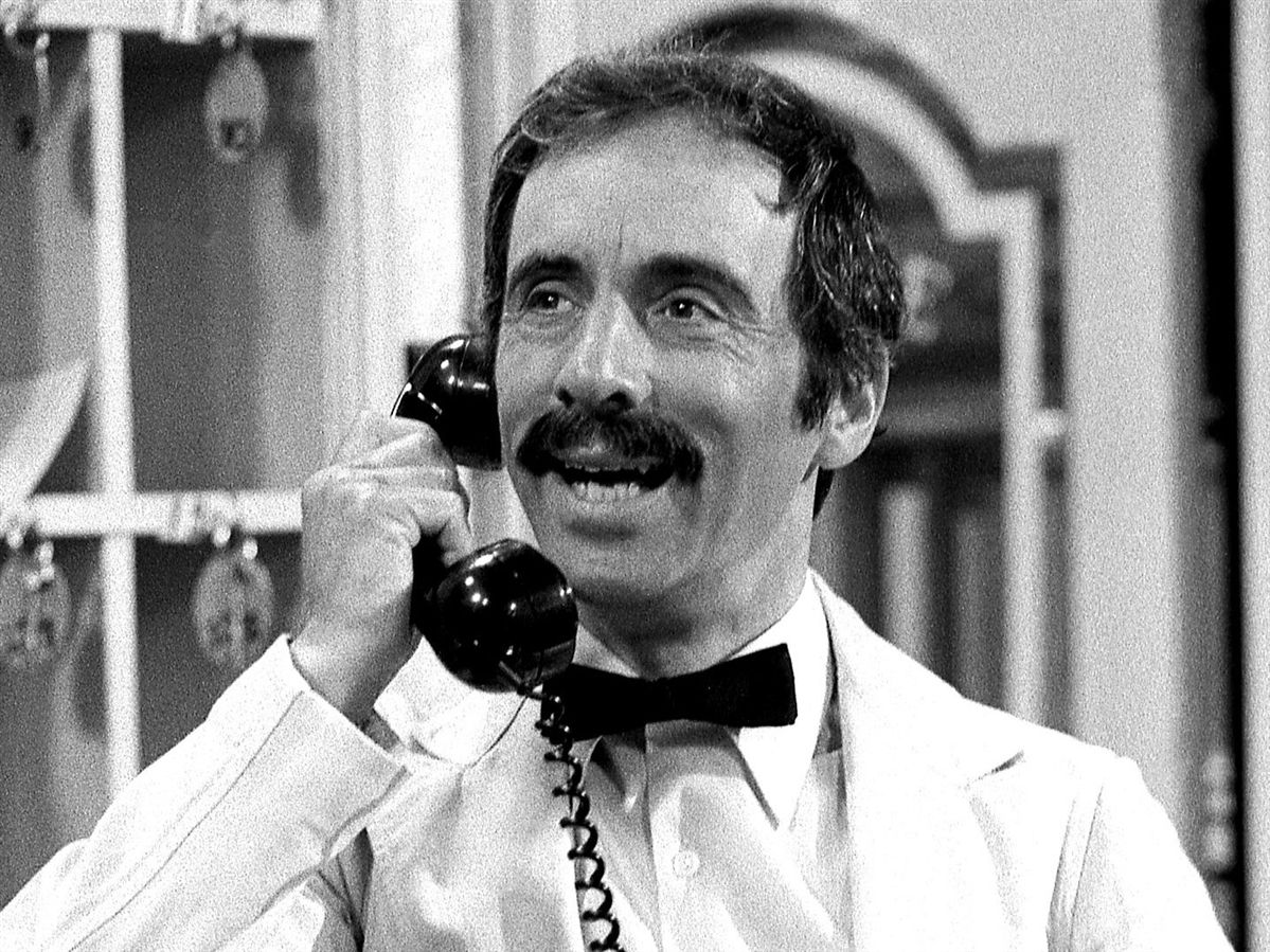 Sachs tornou-se famoso na década de 1970 com o papel de "Manuel" numa comédia protagonizada por John Cleese (Foto: Reprodução)