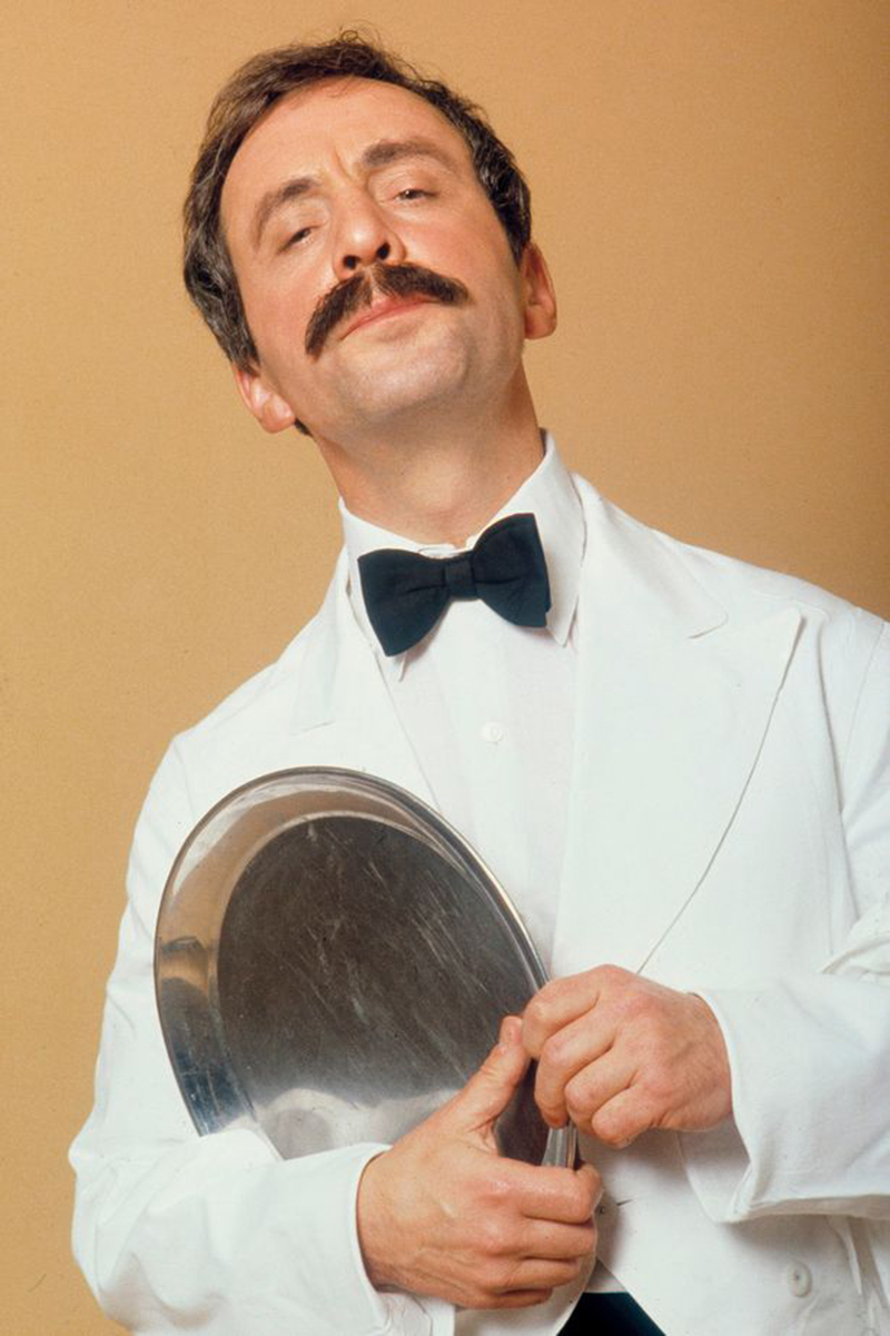 Comediante brilhou na cultuada série britânica “Fawlty Towers”, ao lado de John Cleese. (Foto: Reprodução)