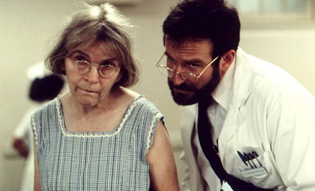 Alice Drummond com Robin Williams em 'Tempo de Despertar' (1990) (Foto: Reprodução)