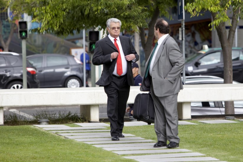 Francisco Canas (de gravata vermelha) à chegada ao tribunal em Maio de 2013 (Foto: ENRIC VIVES-RUBIO)
