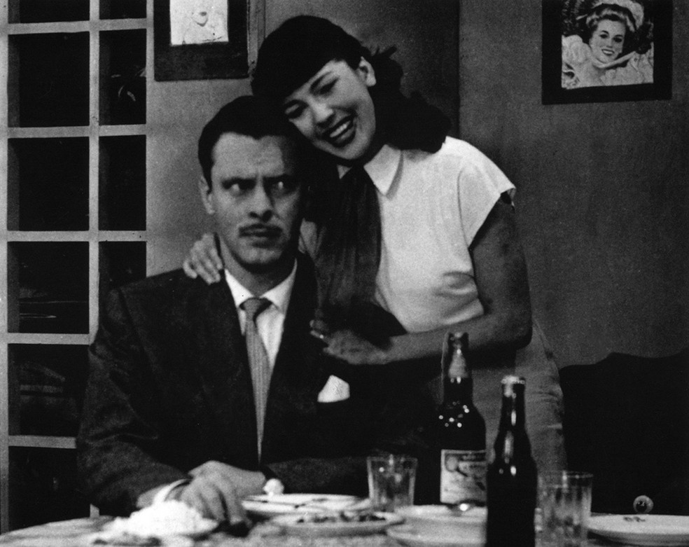 Walter Foster e Vida Alves na novela 'Sua vida me pertence', de 1951; atores protagonizaram o primeiro beijo da história da TV brasileira (Foto: Divulgação)