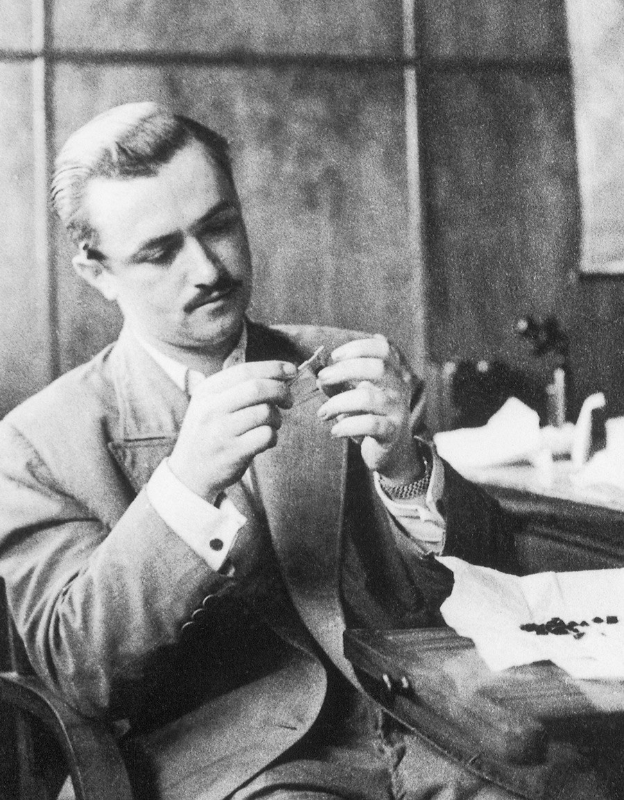 Antes de trabalhar no mundo das joias, Jules dava aulas de francês (Foto: Reprodução)