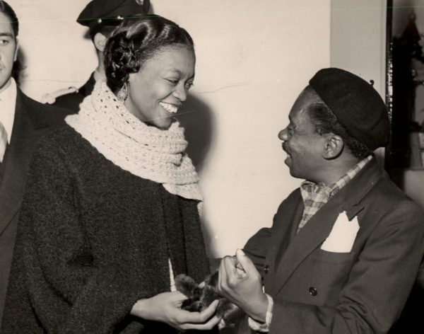 A atriz Ruth de Souza e o ator Grande Otelo, em 1953 (Foto: 1953 – Acervo UH/Folhapress)