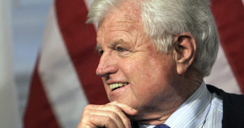Nesta foto de arquivo de 2005, o Senador de Massachusetts Edward Kennedy participa de uma assinatura de fatura