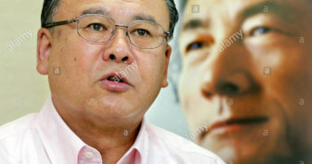 Tsutomu Takebe (Foto: Alamy / REUTERS/Toru Hanai /TH/PN)