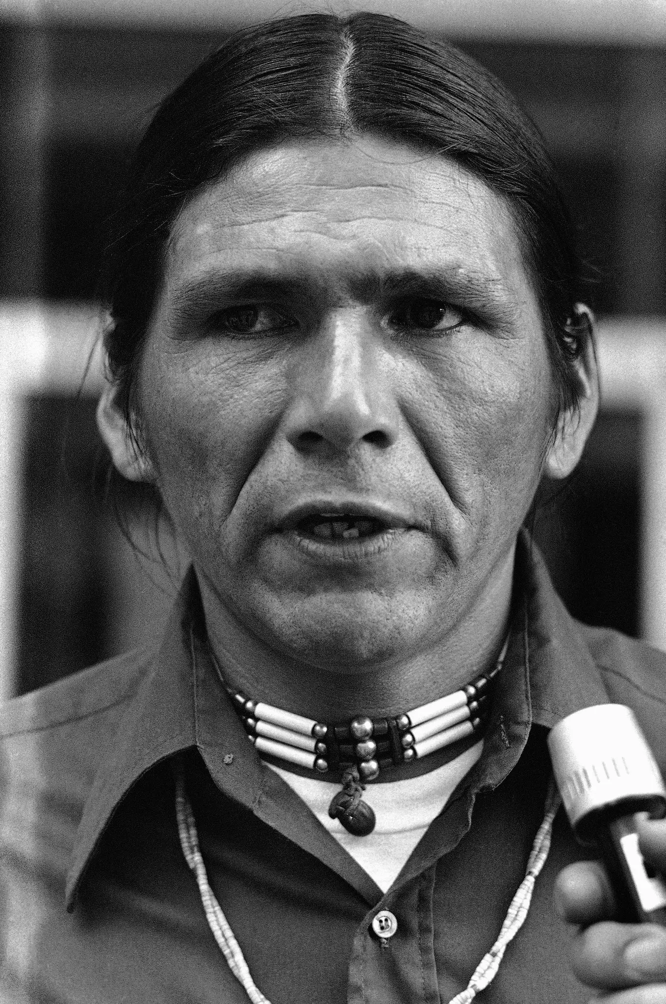 Dennis Banks em 1974. “Chegamos a um ponto na história em que não podíamos mais tolerar os abusos, em que as mães não podiam mais tolerar os maus-tratos que ocorrem nas reservas”, disse ele.Crédito...Jim Palmer/Associated Press