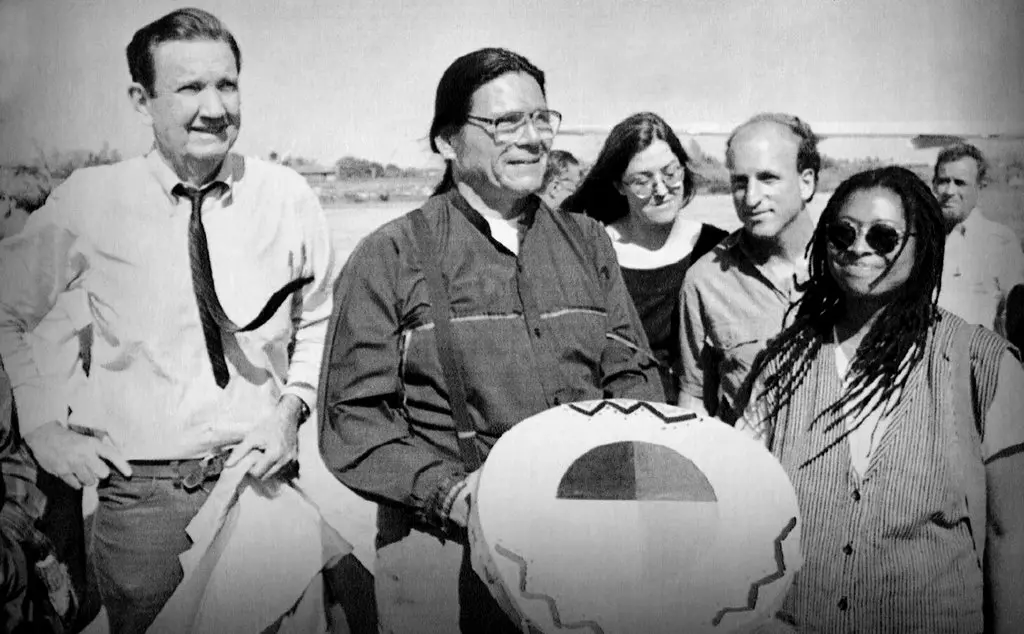 Banks com o ex-procurador-geral Ramsey Clark, à esquerda, e a romancista Alice Walker, à direita, chegando a Havana em maio de 1993 para entregar ajuda médica aos cubanos. Os três exigiram o fim do embargo dos Estados Unidos contra Cuba.Crédito...Reuters