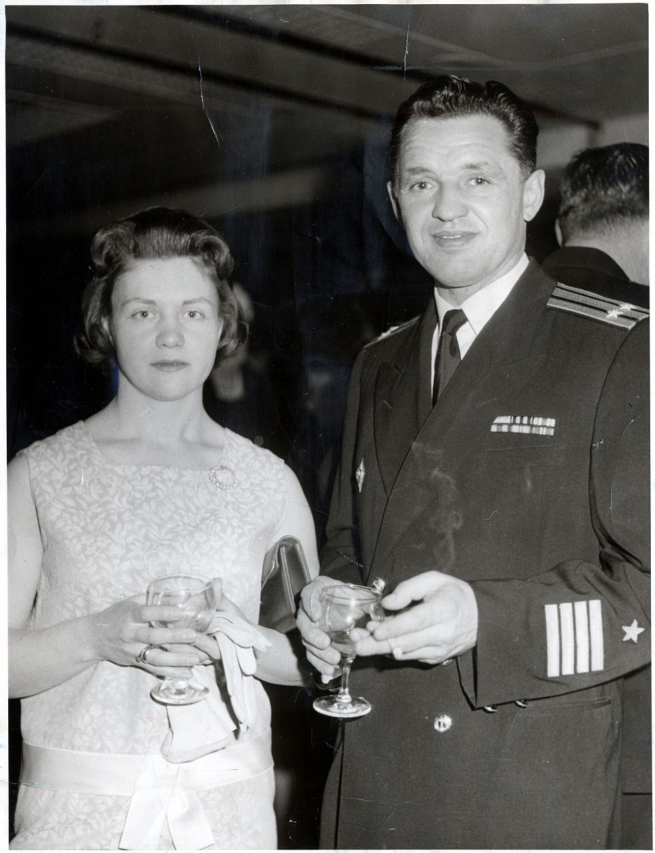 O espião soviético Yevgeny Ivanov, retratado com sua esposa em uma festa no Carlton Towers