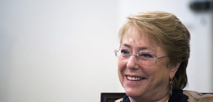 Michelle Bachelet, presidente do Chile, sorri durante uma entrevista no Palácio da Moneda em Santiago, no Chile, na sexta-feira, 20 de janeiro de 2017. Cristobal Olivares-Bloomberg / Getty Images