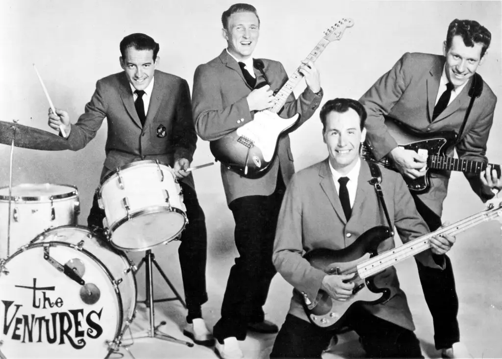 The Ventures no início de sua carreira. A partir da esquerda, Howie Johnson, Don Wilson, Nokie Edwards e Bob Bogle.Crédito...Arquivos de Michael Ochs/Imagens Getty