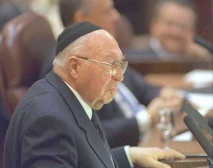 ANTIGO MK DR. YOSSEF BURG ENTREGA DO DISCURSO DO KNESSET, EM HONRA DA CELEBRAÇÃO DO 49º ANIVERSÁRIO DO KNESSET DURANTE O FERIADO DE TU BISHVAT.