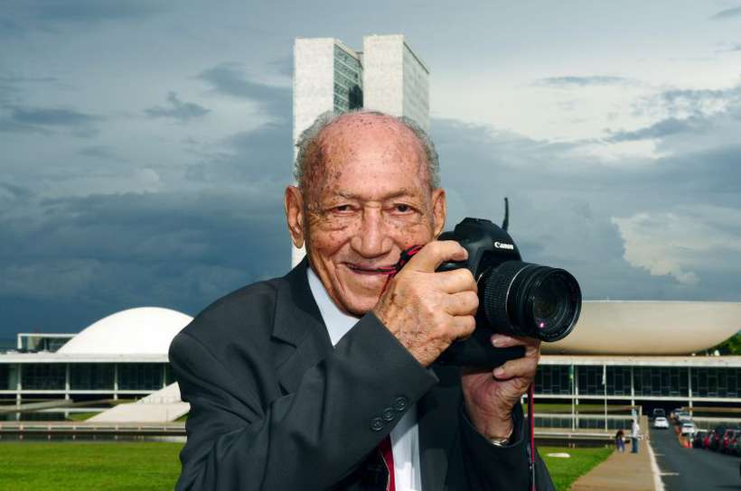 Gervásio Baptista, fotojornalista que registrou alguns dos principais  momentos da história do Brasil, é autor de uma das mais icônicas fotos de  Juscelino Kubitschek, em que o presidente acena com uma cartola