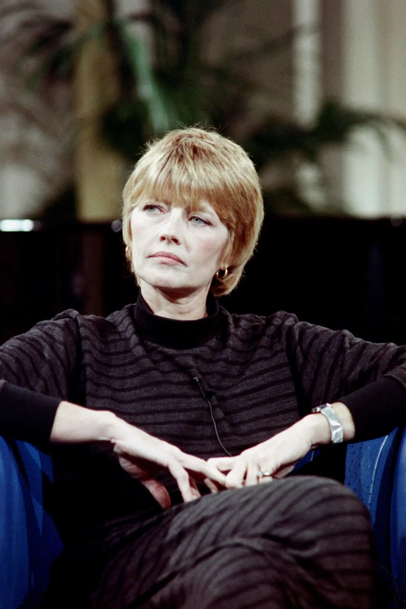 “Eu venho de uma família onde as mulheres são fortes e os homens são fracos”, disse a Sra. Bretécher uma vez. “Fui criada para pensar que é melhor não casar do que casar com um idiota.” Ela é mostrada aqui no set de um programa de televisão francês em 1987.Crédito...Georges Bendrihem/Agência France-Presse — Getty Images