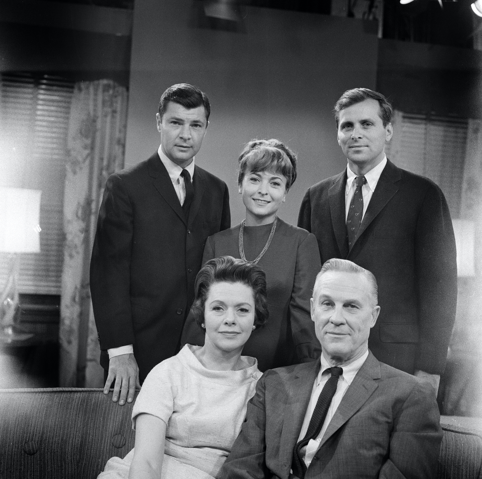 (Front, L-R) Helen Wagner (como Nancy Hughes) e Don MacLaughlin (como Chris Hughes) (Back, L-R) Don Hastings (como Bob Hughes), Rosemary Prinz (como Penny Hughes) e Michael Lipton (como Neil Wade) | CBS via Getty Images