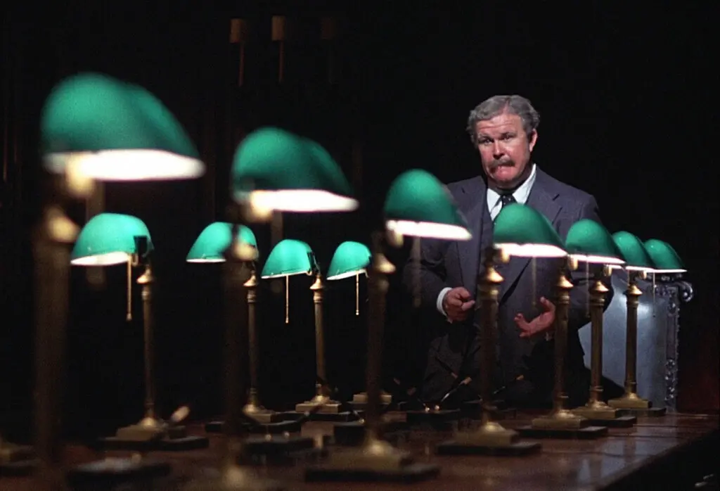 Sr. Beatty em "Rede de Intrigas" (1976), de Sidney Lumet. Foi indicado ao Oscar por sua atuação como executivo de rede de televisão.Crédito...TCD/Prod.DB, via Alamy Stock Photo