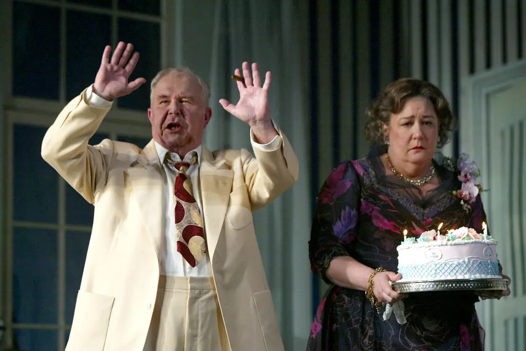 Sr. Beatty como Big Daddy e Margo Martindale como Big Mama na reestreia de 2003 de “Gata em Teto de Zinco Quente”, de Tennessee Williams.Crédito...Sara Krulwich/The New York Times