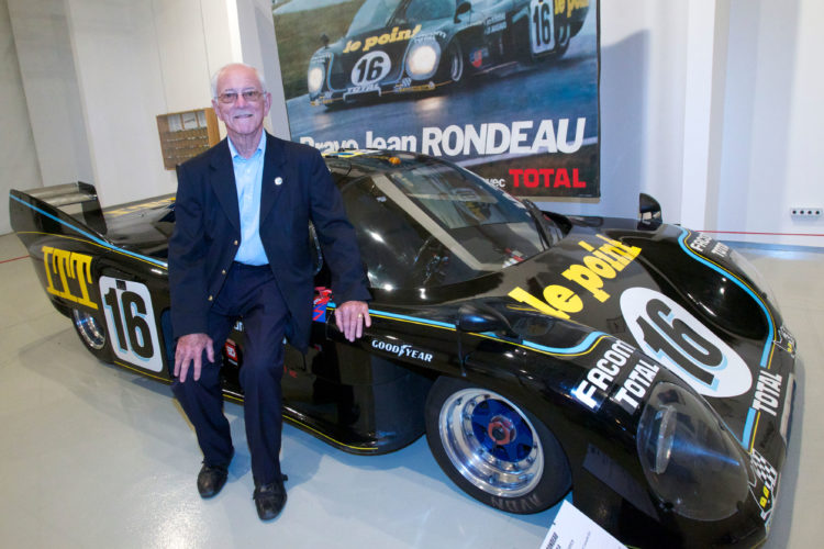Em foto de 2010, Jean-Pierre Jaussaud (1937-2021) posa ao lado do carro que dividiu com Jean Rondeau para vencer a edição de 1980 das 24h de Le Mans