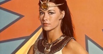 Joana Cameron, atriz responsável por interpretar a protagonista da série “A Poderosa Isis”, primeira super-heroína da televisão. (Crédito: CBS / DIREITOS RESERVADOS)