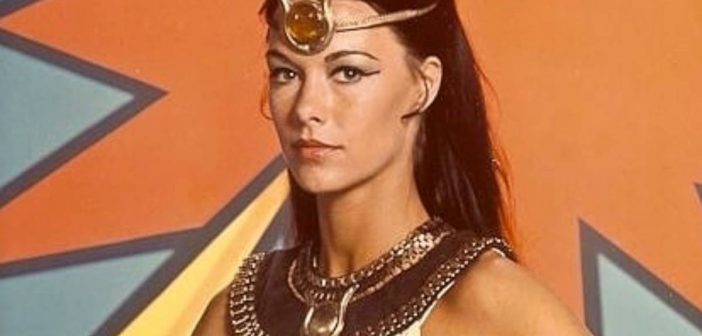 Joana Cameron, atriz responsável por interpretar a protagonista da série “A Poderosa Isis”, primeira super-heroína da televisão. (Crédito: CBS / DIREITOS RESERVADOS)