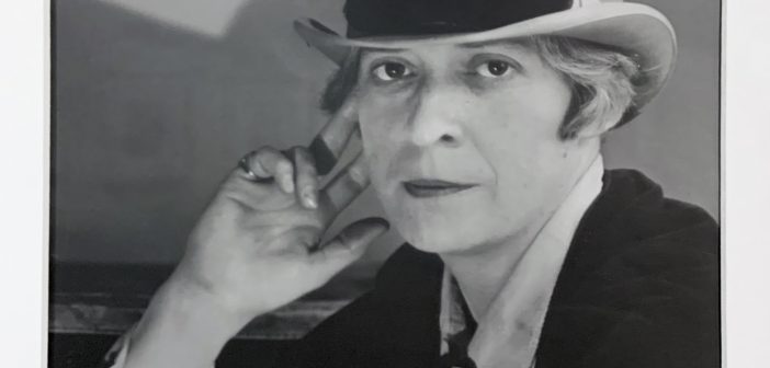 Janet Flanner, escritora e correspondente da revista The New Yorker e por 50 anos autora de suas Cartas de Paris