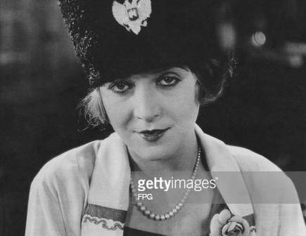 A atriz húngara Vilma Banky (1898 - 1991) usando um chapéu de hussardo russo do filme 'A Águia', 1925. O chapéu foi usado por sua co-estrela Rudolph Valentino no filme. (Foto por FPG/Hulton Archive/Getty Images)